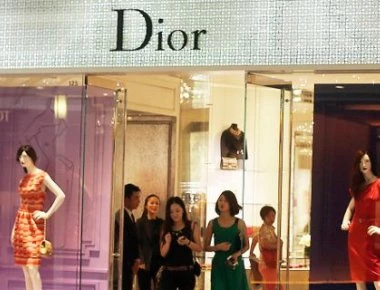 Παρίσι: Τρέχουν και δεν φτάνουν στον Οίκο Dior για τα Κίτρινα Γιλέκα